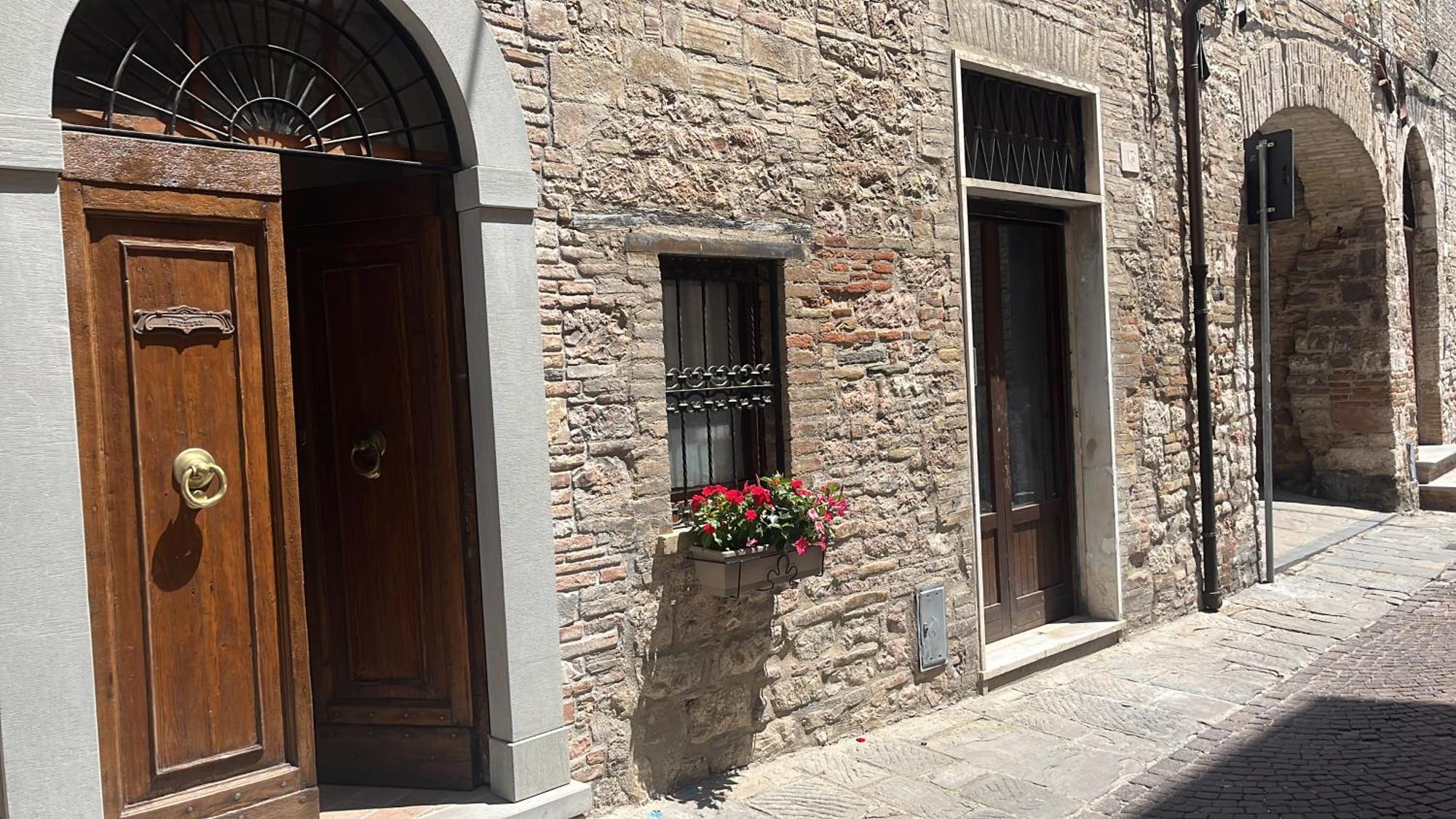 L'Inferno Di Dante Bed & Breakfast Gubbio Bagian luar foto